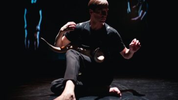 Figuras do limiar Imaxe de Leo Lopez e1665131272200 |