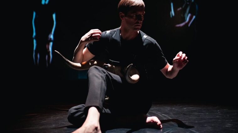 Figuras do limiar Imaxe de Leo Lopez e1665131272200 |