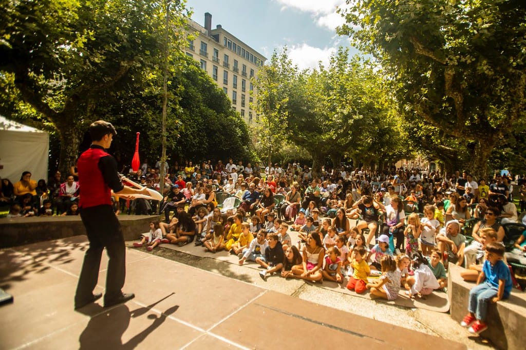 Festaclown Vilagarcia 2022 Público vendo un espectáculo