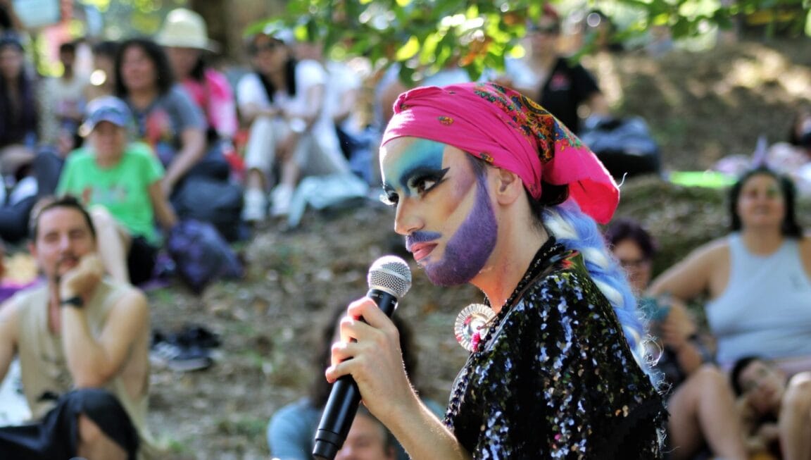 Meiga-i cun micro na man e o público de fondo no Agrocuir