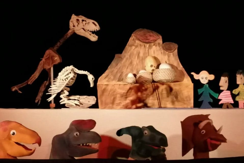 Dinosaurios, O regreso dos saurios de Larei Lará