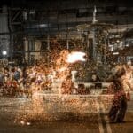 Artista facendo un espectáculo con lume, por Andrea Bertozzini