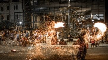 Artista facendo un espectáculo con lume, por Andrea Bertozzini