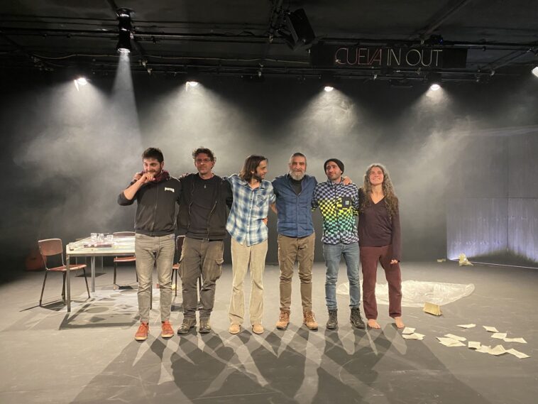 Equipa artística de 'Sin la soga al cuello' de Ensalle Teatro co texto de Gonzalo Cunill. Estrea no Teatro Ensalle de Vigo, 24 de febreiro de 2023. Foto: Afonso Becerra.