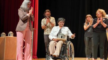 Che Mariño recibindo o Premio Xohán de Cangas