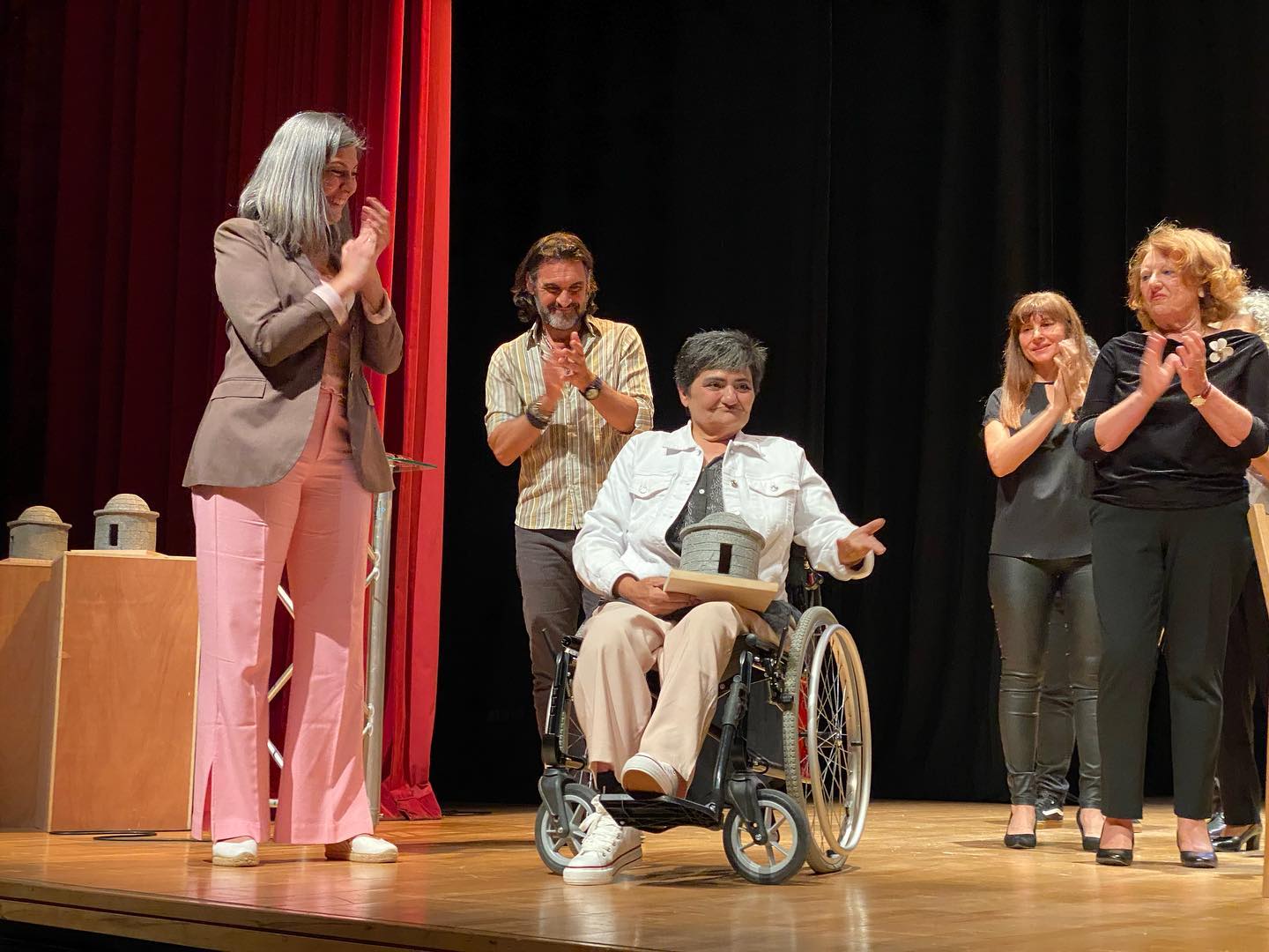 Che Mariño recibindo o Premio Xohán de Cangas