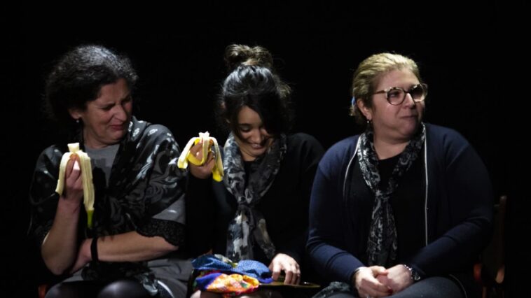 Porta de Cena representa 'As viúvas'