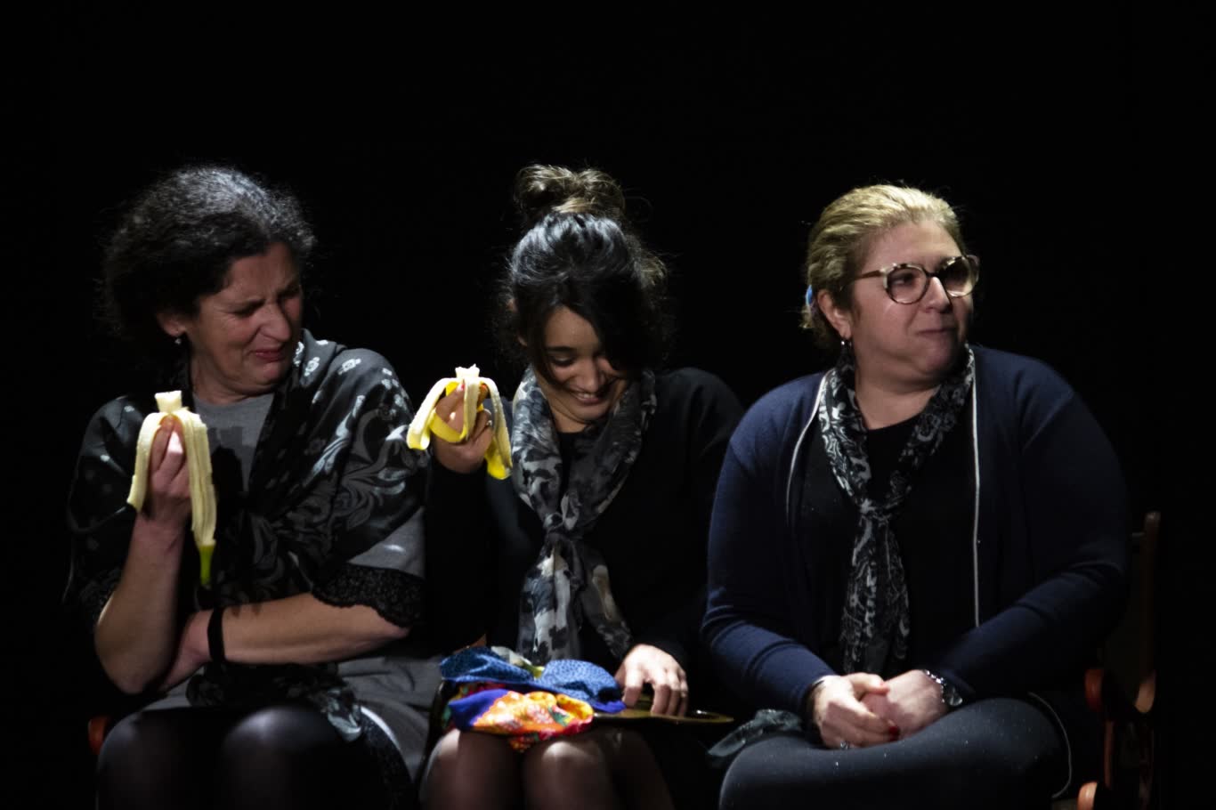 Porta de Cena representa 'As viúvas'