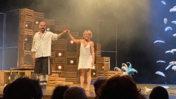 Sol Picó e Miquel Marilach nos saúdos ao remate de 'Malditas plumas' no Auditorio Xosé Manuel Pazos Varela, 40ª MITCF de Cangas. Foto: Afonso Becerra