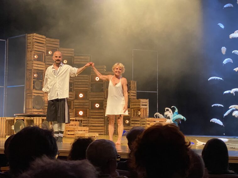 Sol Picó e Miquel Marilach nos saúdos ao remate de 'Malditas plumas' no Auditorio Xosé Manuel Pazos Varela, 40ª MITCF de Cangas. Foto: Afonso Becerra