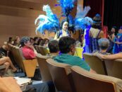 Sol Picó, de vedete, en 'Malditas plumas' co público da 40ª MITCF de Cangas. Foto: Afonso Becerra