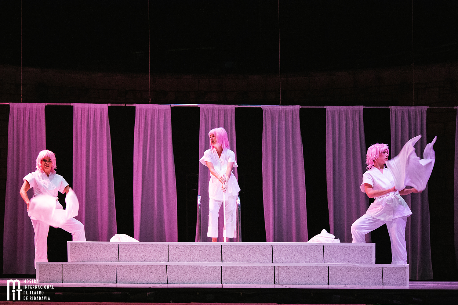 'Cucaracha con paisaje de fondo' de Mujer en obras. Imaxe: Rosiña Rojo para a MIT de Ribadavia.