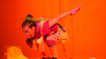 'Mujer en cinta de correr son fondo negro' de Alessandra García. Imaxe de Álex Sobrino @alxsobrino.