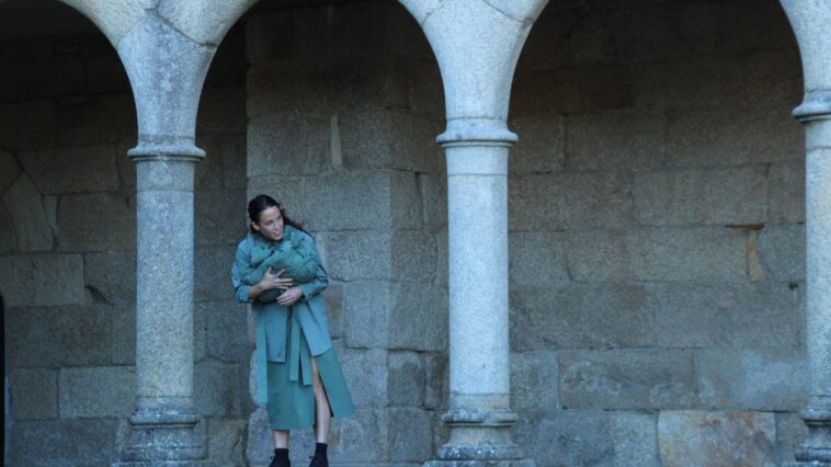 Foto Antonio Salas - Bailarina Ana F Melero / Danza No Claustro en santa María de Xunqueira de Espadanedo 6 de Agosto de 2023