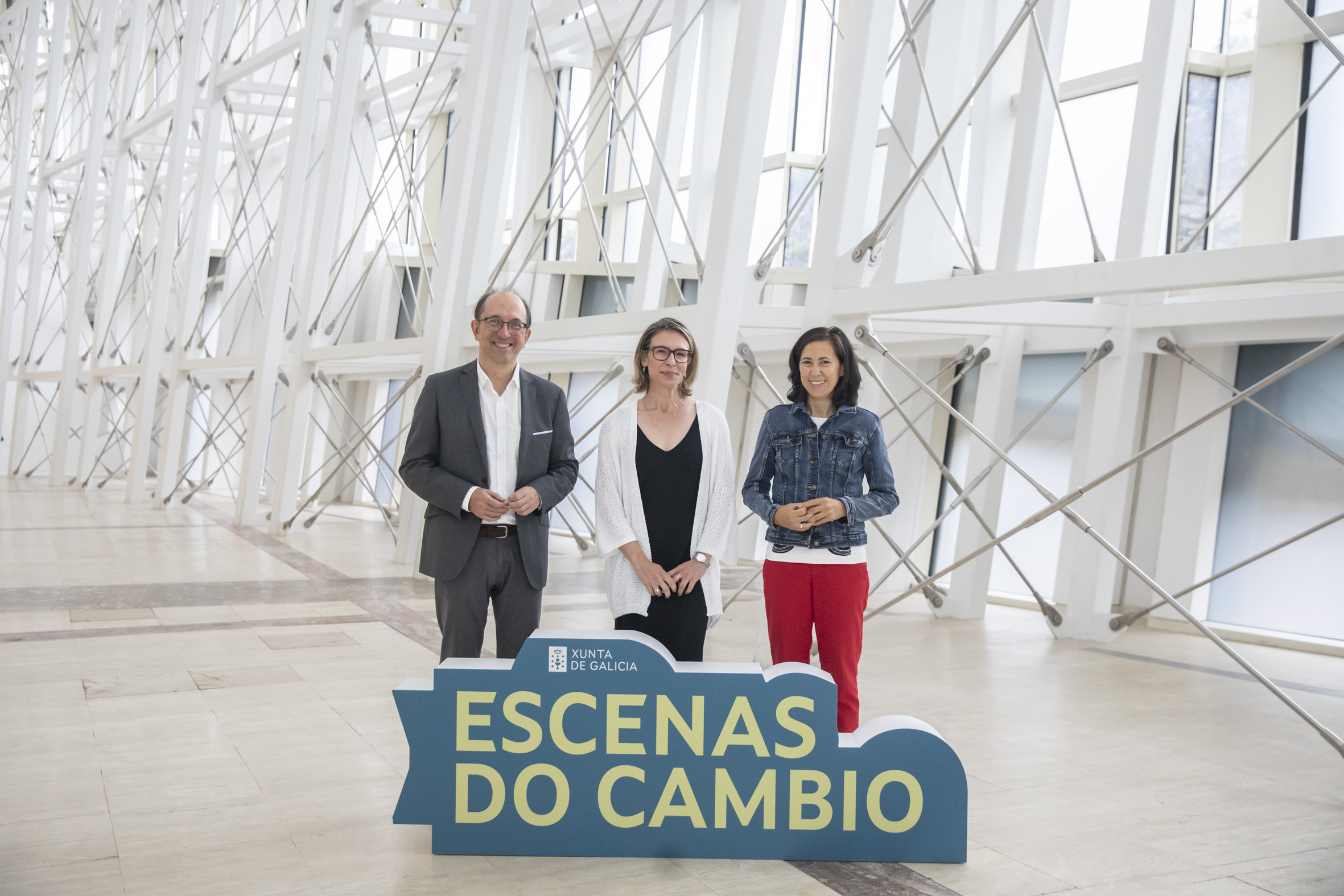 A nova directora de Escenas do cambio, Kirenia Martínez co Director Xeral de Cultura Anxo Lorenzo e a Xerente da Cidade da Cultura Ana Isabel Vázquez. Rocío Cibes 28/07/23