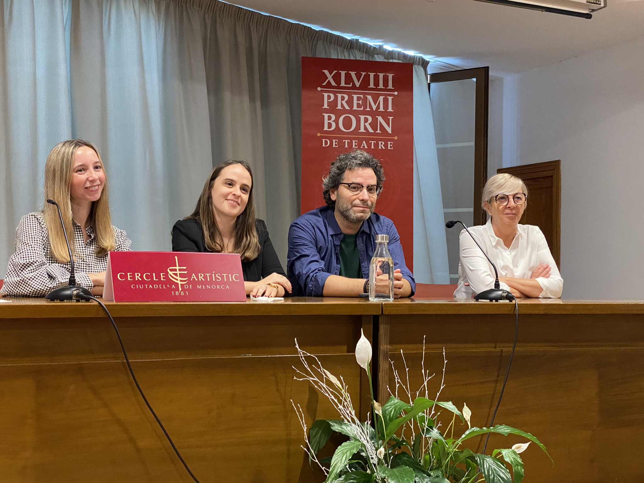 Miguel Ángel González González (Madrid, 1982), gañador do XLVIII Premi Born de Teatre 2023, pola obra 'Y que nunca he llorado', con Rosa Gornés Gomis, Roser Garcia e Lina Pons Massanet. Foto: Afonso Becerra