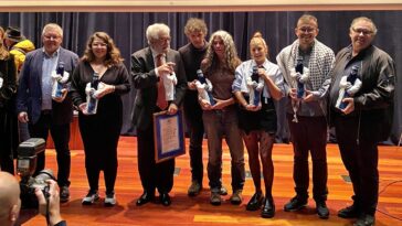 Pedro Fresneda e Raquel Hernández, de Teatro Ensalle de Vigo (no centro, xunto a Bieito Ledo, Presidente Fundador dos Premios da Crítica de Galicia). Foto: Afonso Becerra.