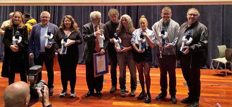 Pedro Fresneda e Raquel Hernández, de Teatro Ensalle de Vigo (no centro, xunto a Bieito Ledo, Presidente Fundador dos Premios da Crítica de Galicia). Foto: Afonso Becerra.