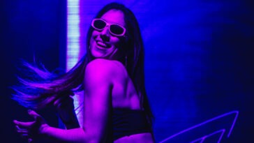 Iphixenia na porta do súper, de Compañía Humana. Imaxe de Alex Sobrino.