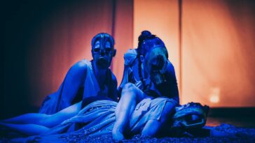 Imaxe de 'Tres Mistos', o Traballo Fin de Estudos de Iván Fernández Diéguez, na especialidade de Dirección escénica e dramaturxia na ESAD de Galicia. Curso 2022/2023.