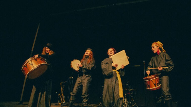 Paula Pier, Chus López e Sandra Pérez e María Velasco na canción Vagalume.