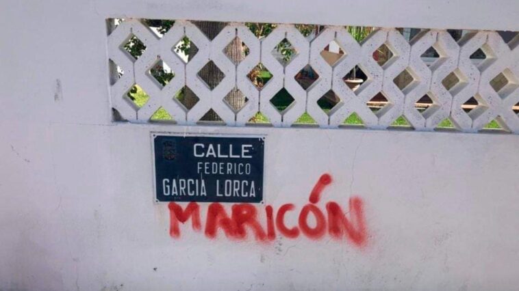 Pintada homófoba na rúa Federico García Lorca de Bellavista de Aljaraque (Huelva). Imaxe de El Correo de Andalucía.