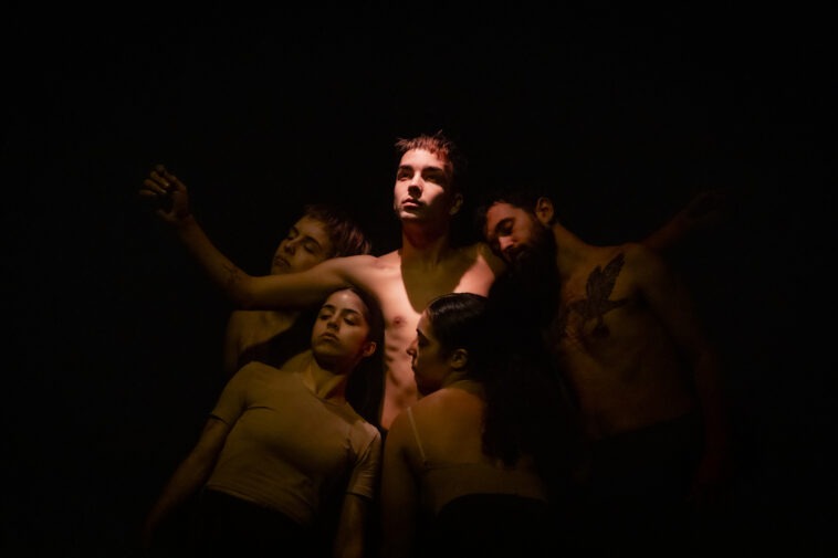 É difícil fotografar o baleiro, de Colectivo D'Elas. Fotografías por