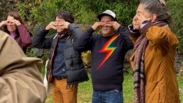 Acción do Comando Dramatúrxico, ofrecida por Joana von Mayer Trindade, antes de entrar ver 'Blondi' de David Loira en EDC10. Foto: Hugo Calhim Cristovao.