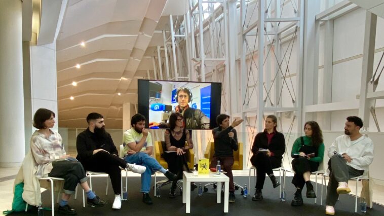 O Comando Dramatúrxico do X festival Escenas do Cambio 2024 e a directora artística do festival Kirenia Martínez Acosta. Foto: Alberte Bello