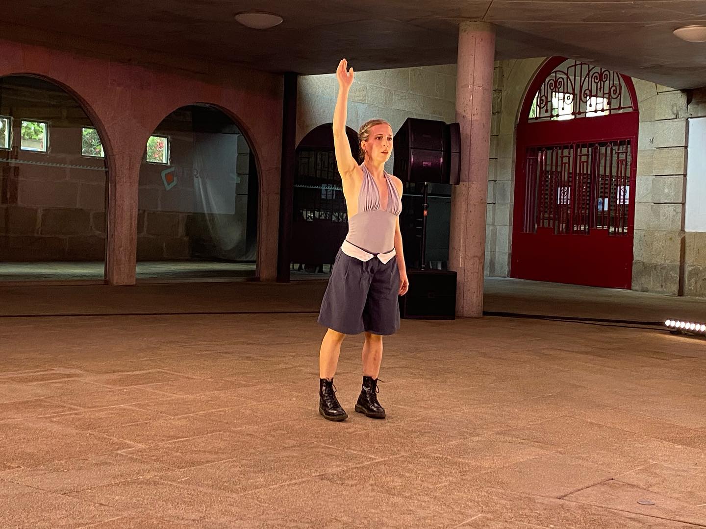 'Pensar a contratempo' de Suevia Rojo no festival de danza e movemento ABANEA. Pavillón do mercado de Marín. Foto: Afonso Becerra.