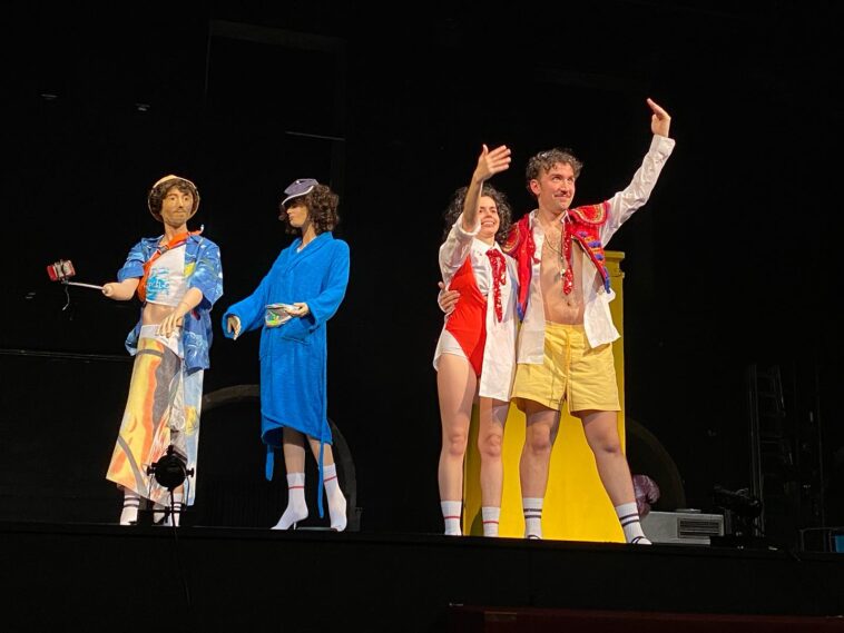 'Non é unha canción' da Cía. Souvenir. I Premio do V Festival Pezas dun Teatro do Porvir 2022: Galiza + Portugal, organizado pola AELG. Imaxe da estrea no Teatro Rosalía de Castro. Foto: Afonso Becerra