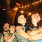 Persoas da organización do Festival Agrocuir durante a performance de Nelu Vermouth e Compañía. Imaxe de Zoe Iriarte.