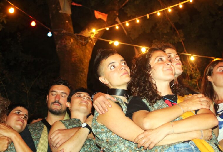 Persoas da organización do Festival Agrocuir durante a performance de Nelu Vermouth e Compañía. Imaxe de Zoe Iriarte.