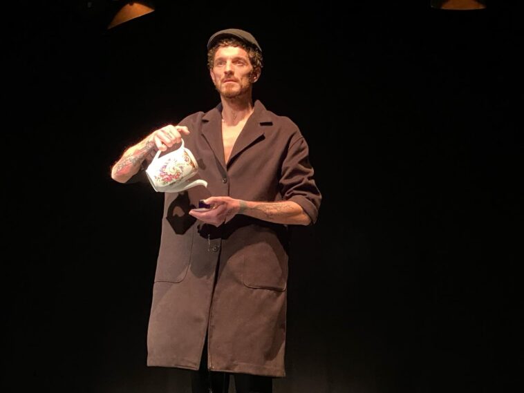 'A VIDA ÚTIL DA PORCELANA' (Galiza) de Samuel Merino e Silvia Penas. II Premio do VI Festival Pezas dun Teatro do Porvir 2023. Foto: Afonso Becerra