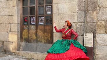 Nuria Otero na primeira cena de 'Eu.Camões' do grupo de teatro amador Eu.Experimento.