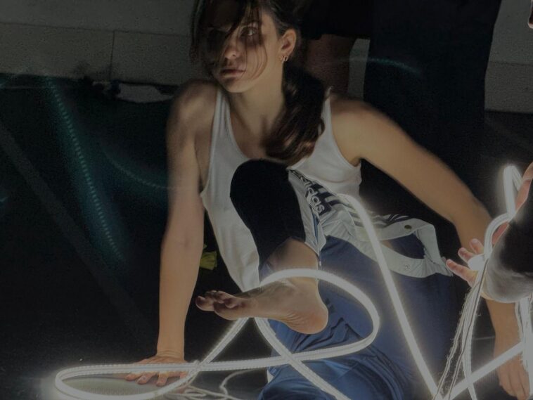 A bailarina portuguesa Sara Miguelote no Laboratório de Dramaturgia Pós-dramática ou o Heterodoxo na Dança, de Afonso Becerra. Foto: Hugo Calhim Cristóvão. Nuisis Zobop.