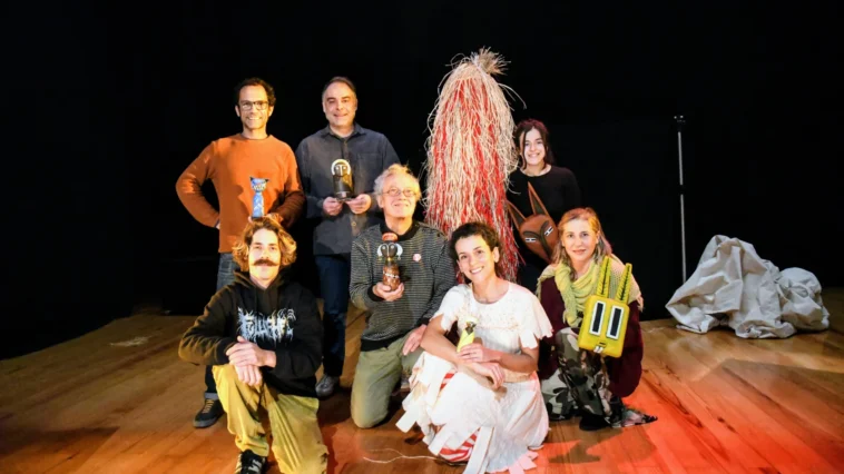 Parte do equipo da peza 'Bonecos', de Red Cloud Teatro de Marionetas, dirixida por Quico Cadaval. Fonte Diário de Aveiro