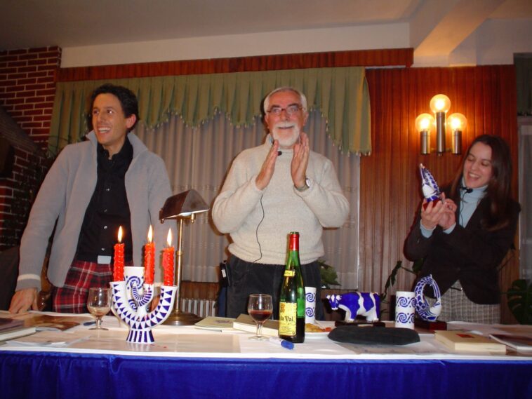 Bernardino Graña na XII Noite Poética A Pipa de Becerreá 2004 con Afonso Becerra e Marta de Sinllán. Foto: Amparo Becerra Arrojo.