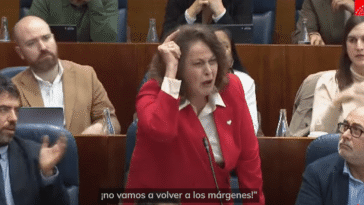 Carla Antonelli durante o debate sobre a proposta do partido de extrema dereita Vox de derogación da lei trans na Asemblea de Madrid o 24 de febreiro de 2025.