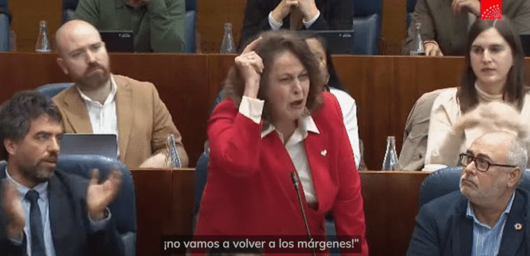 Carla Antonelli durante o debate sobre a proposta do partido de extrema dereita Vox de derogación da lei trans na Asemblea de Madrid o 24 de febreiro de 2025.
