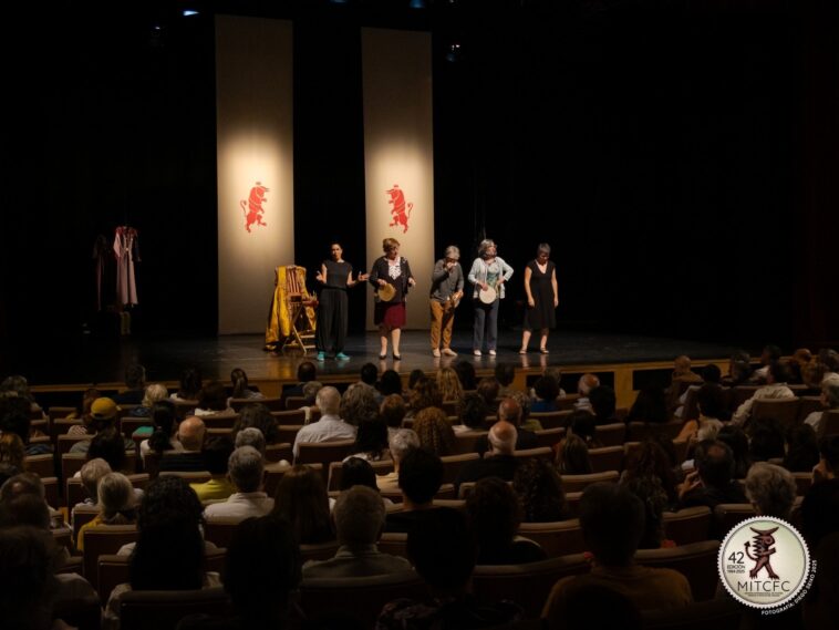 As Fillas Bravas dando o pregón da 42ª MITCFC, feito por