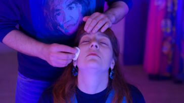 Isabel Risco e as mans de Alberte Bello en 'Do reino (e) dos amores proscritos' de ALÓproducións. Foto: Afonso Becerra