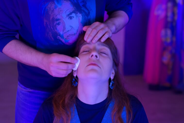 Isabel Risco e as mans de Alberte Bello en 'Do reino (e) dos amores proscritos' de ALÓproducións. Foto: Afonso Becerra