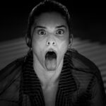 Sara Miguelote en 'Fuga para o Tempo Presente. O Leve Poder da Lua Apenas Queima os Olhos' da Nuisis Zobop. Foto: Leonel de Castro.