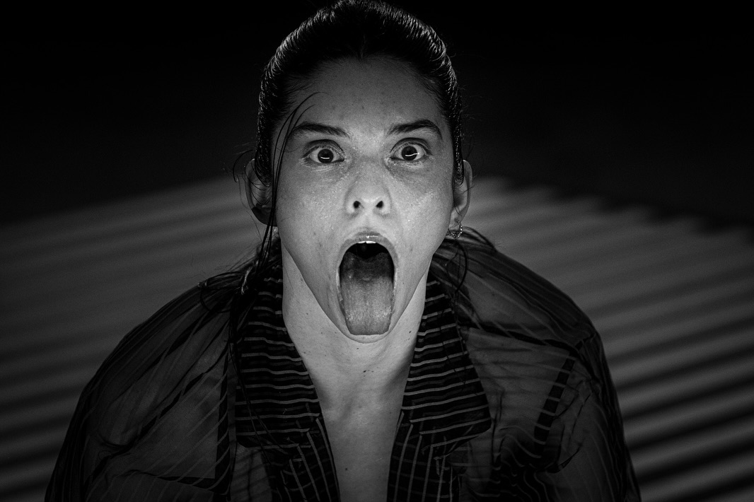 Sara Miguelote en 'Fuga para o Tempo Presente. O Leve Poder da Lua Apenas Queima os Olhos' da Nuisis Zobop. Foto: Leonel de Castro.