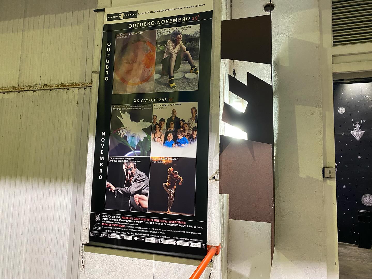 Lateral da fachada do Teatro Ensalle. Foto de Afonso Becerra. Lateral da fachada do Teatro Ensalle. Foto de Afonso Becerra.