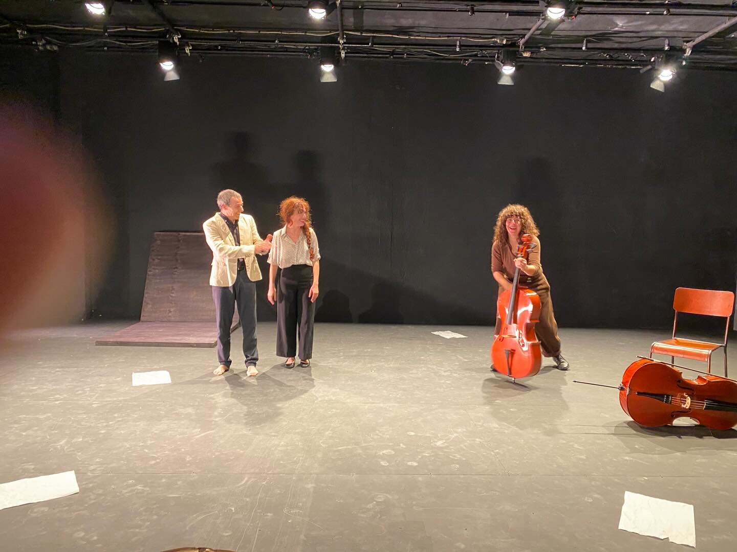 'Palíndromos e viceversos' de Andrés Corchero. Saúdo final. Foto de Afonso Becerra. 'Palíndromos e viceversos' de Andrés Corchero. Saúdo final. Foto de Afonso Becerra.