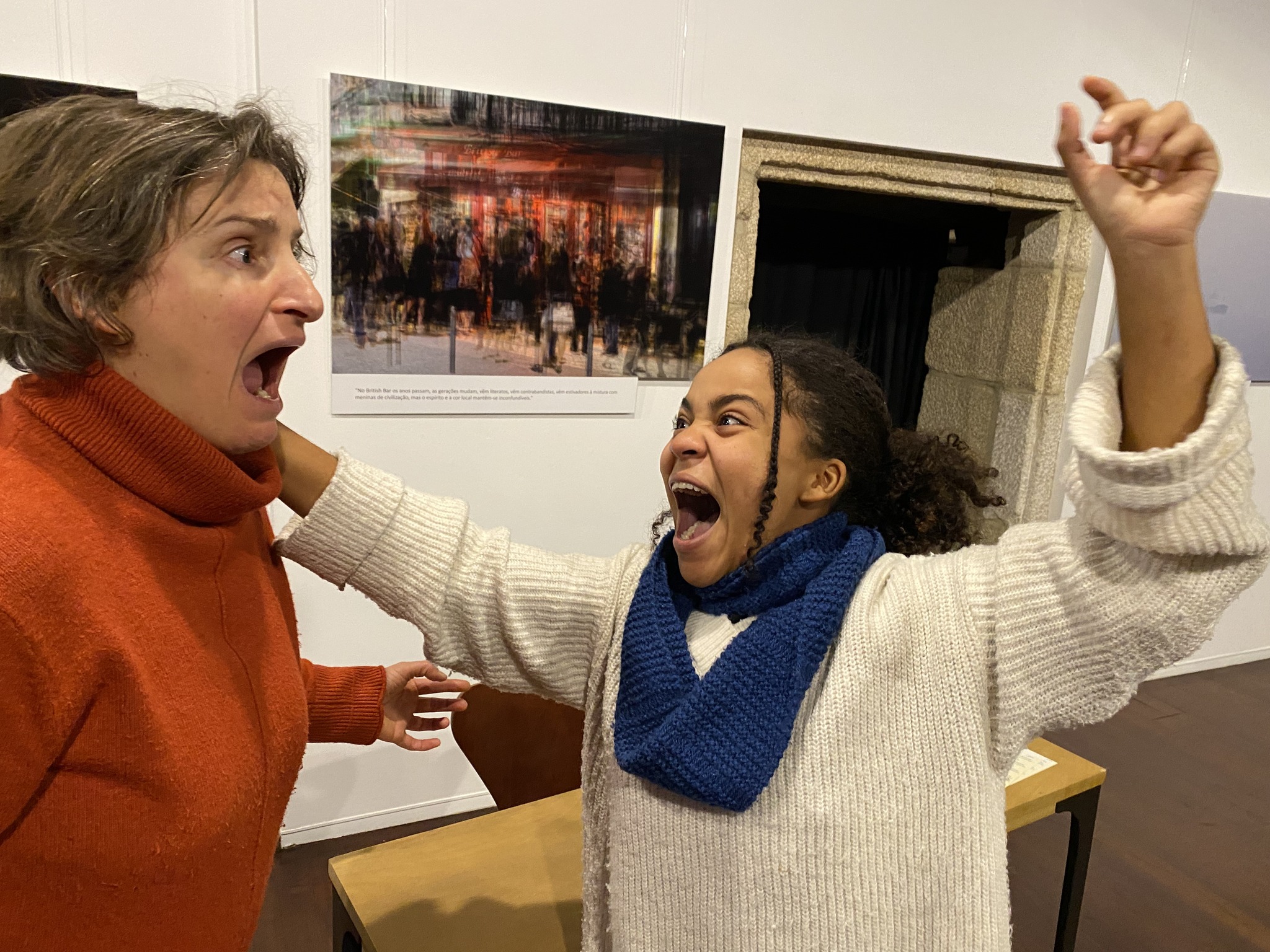 Carmen Lois e Ana Sousa na cena "Medicina Tropical". Foto: Afonso Becerra Carmen Lois e Ana Sousa na cena "Medicina Tropical". Foto: Afonso Becerra