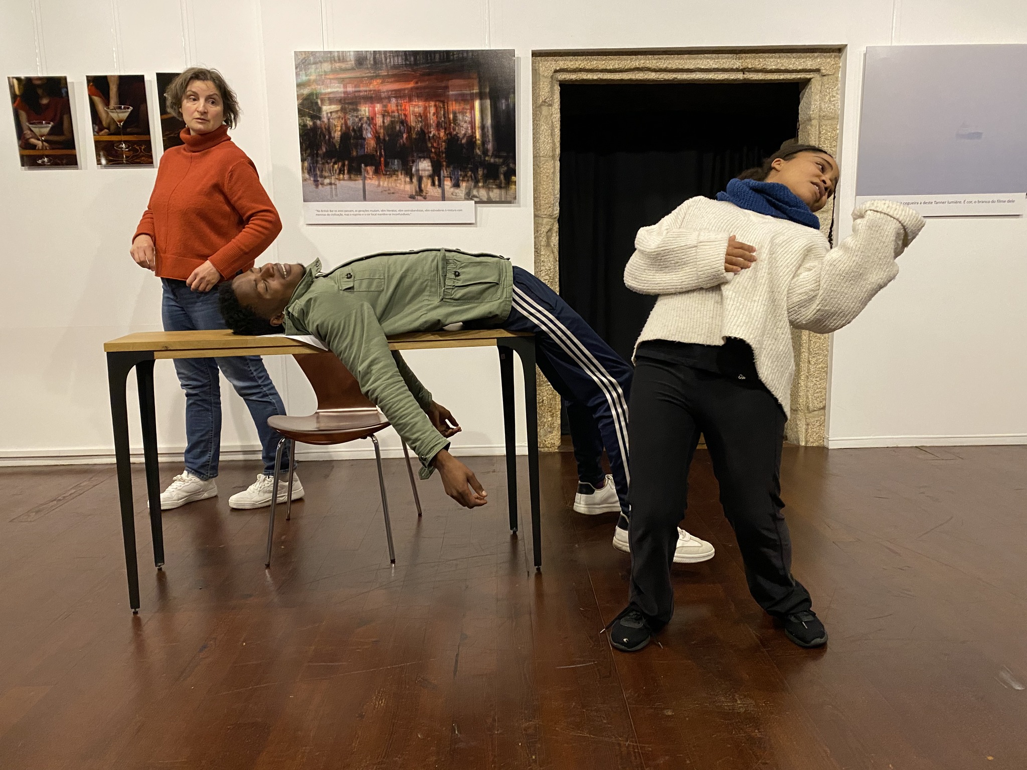 Carmen Lois, Ernesto Luis e Ana Sousa em 'Ai, Mário Viegas, Ai!'. Foto: Afonso Becerra Carmen Lois, Ernesto Luis e Ana Sousa em 'Ai, Mário Viegas, Ai!'. Foto: Afonso Becerra