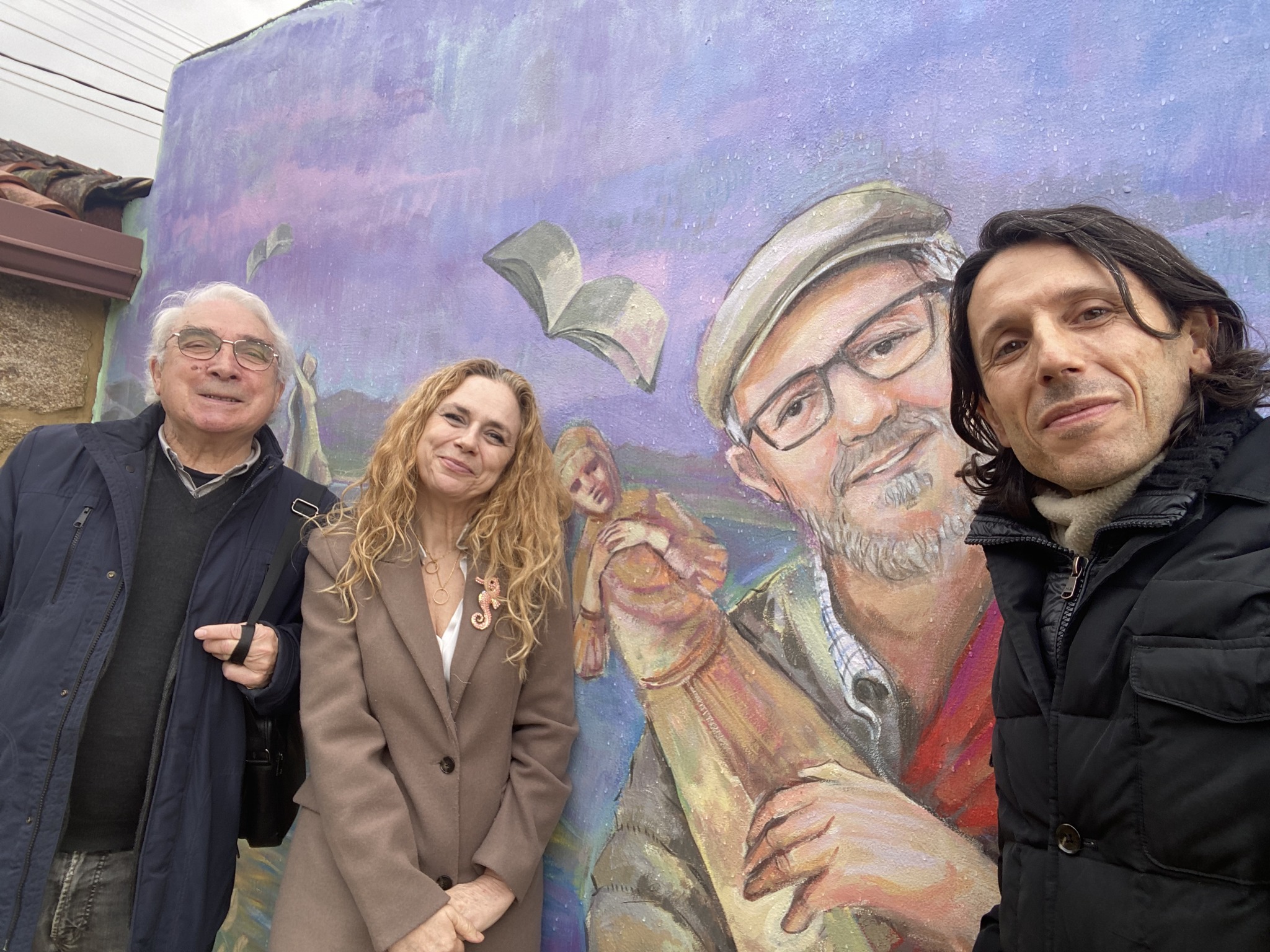 Xulio Lago e Afonso Becerra con Luz Beloso, autora do mural. Foto: Afonso Becerra.
